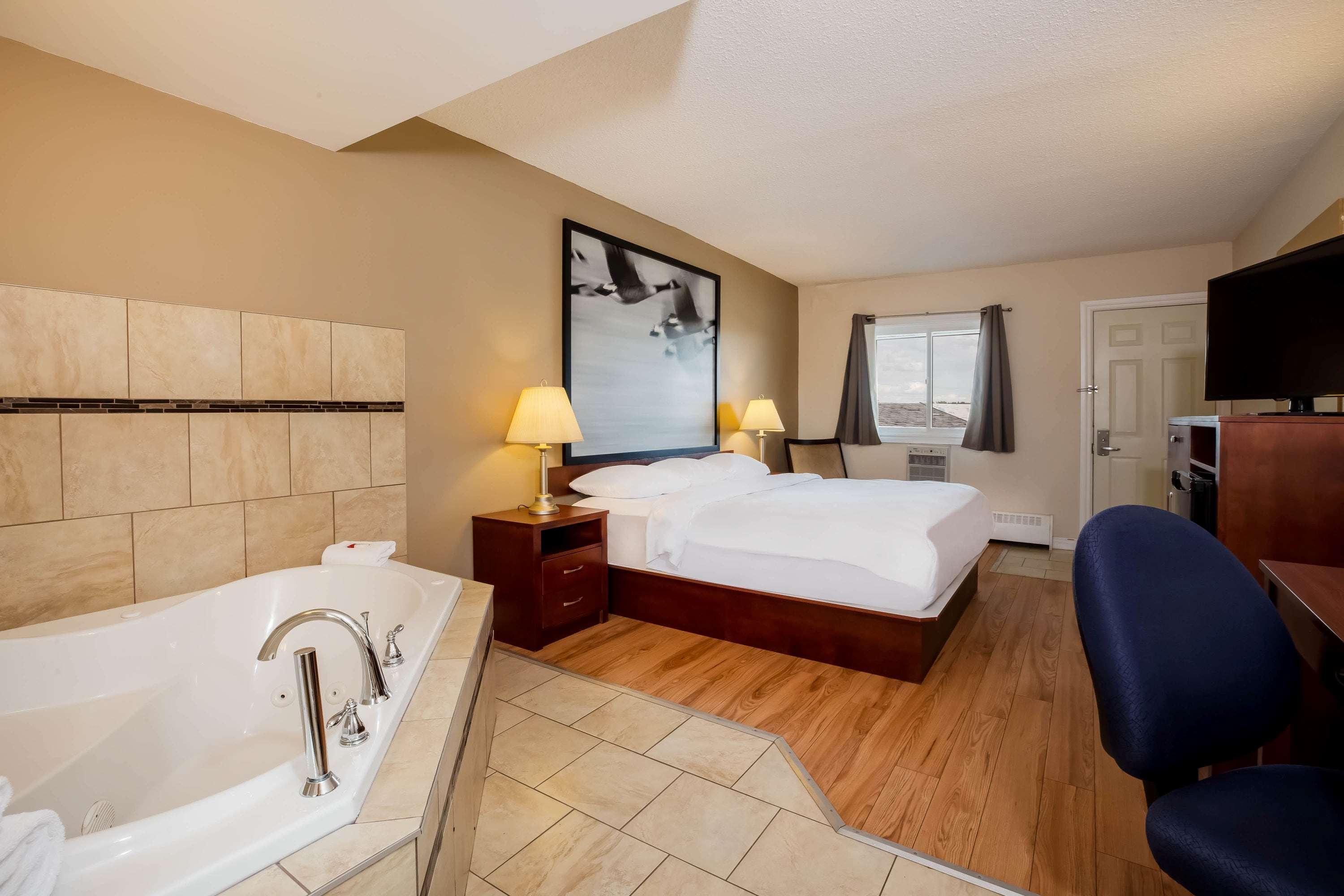 Super 8 By Wyndham Smoky Lake Exterior foto