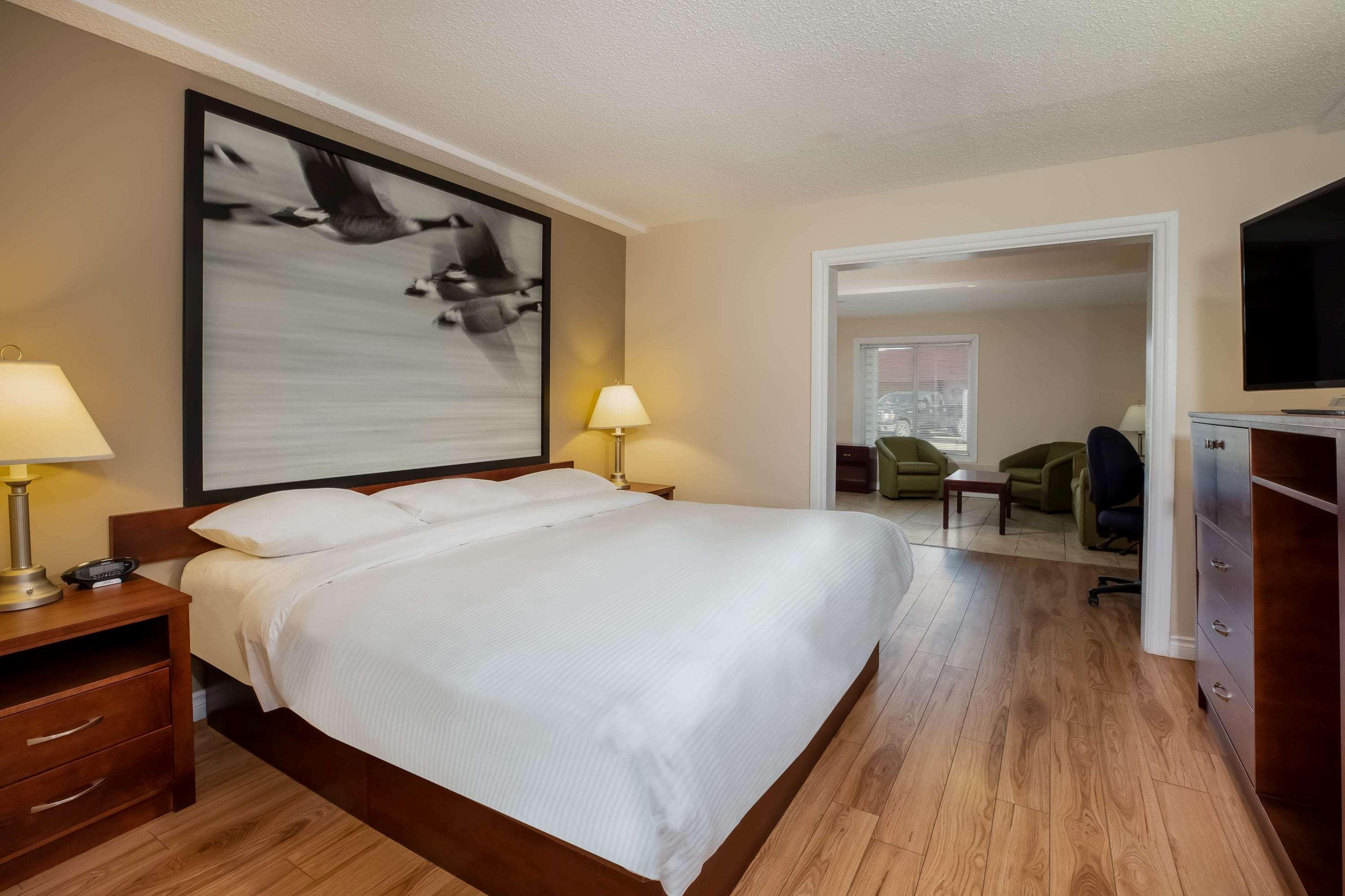 Super 8 By Wyndham Smoky Lake Exterior foto