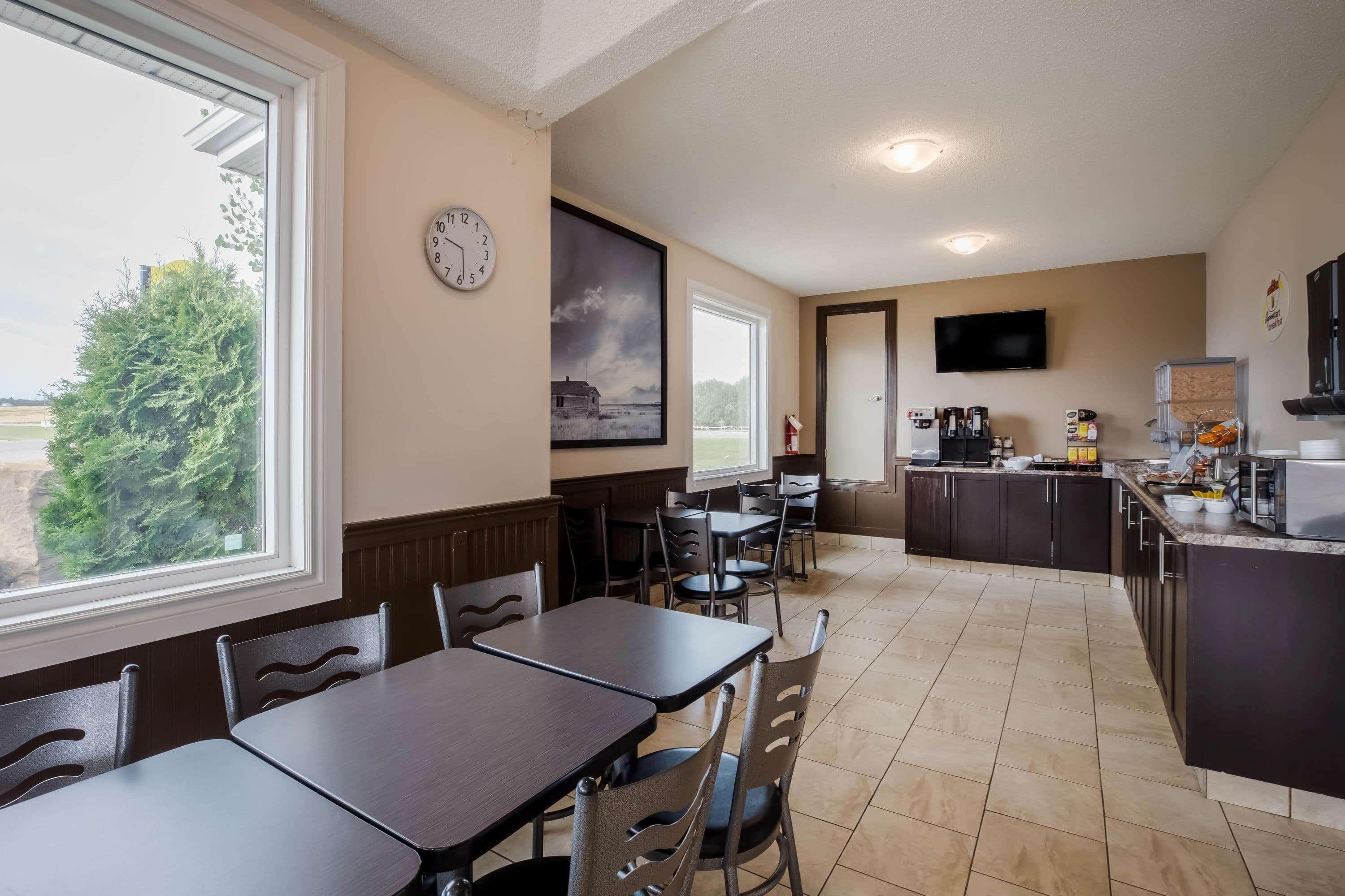 Super 8 By Wyndham Smoky Lake Exterior foto