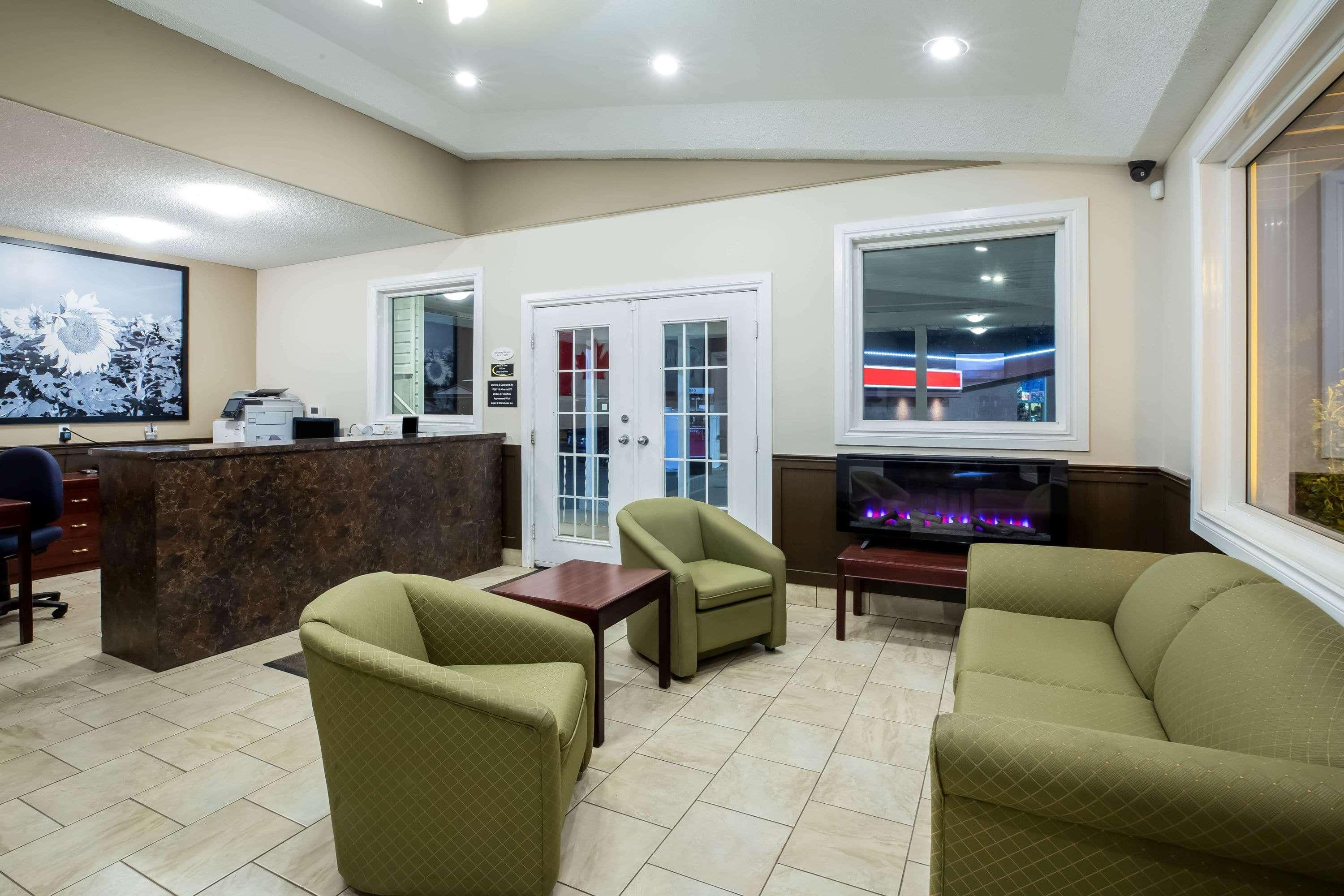 Super 8 By Wyndham Smoky Lake Exterior foto